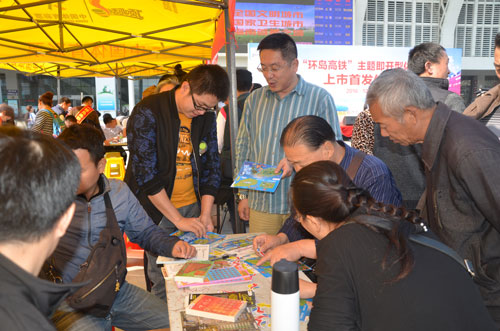 彩民在刮环岛高铁即开票