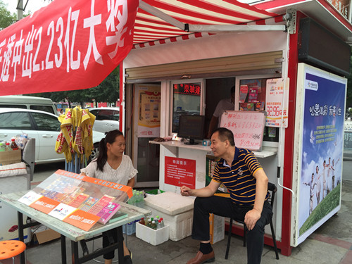 河南省体彩中心主任孙和平（右）工作调研时与体彩销售员亲切交谈