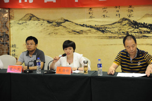 河南省体彩中心党支部书记王海新（中）做“两学一做”专题党课