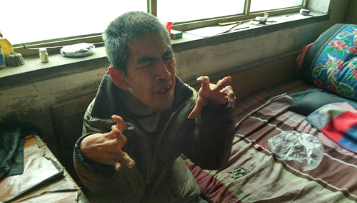 离开的那一刻 他爬出家门送别