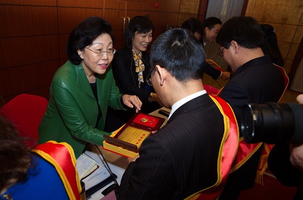 中国法律援助基金会理事长张彦珍（左一）等给项目示范单位、项目管理先进个人、优秀案件承办人颁发证书。