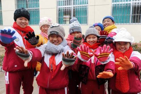 带着新帽子的学生们