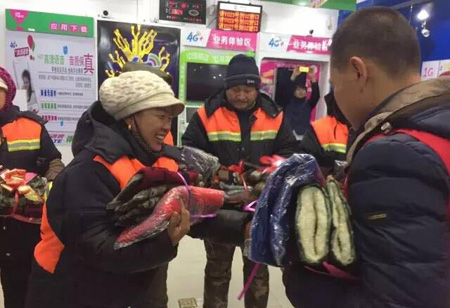 为工作在最基层的“城市美容师”们送上帽子、口罩、围巾等防寒物品。