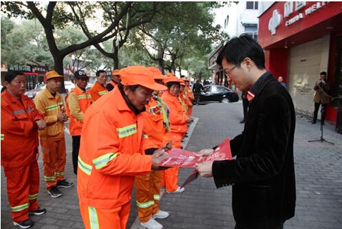 为困难环卫工人送上了福彩公益金