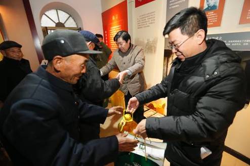 临沂市福彩中心为老党员准备了花生油、牛奶等物品
