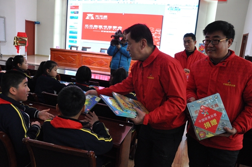 给孩子们发放爱心书包和书籍