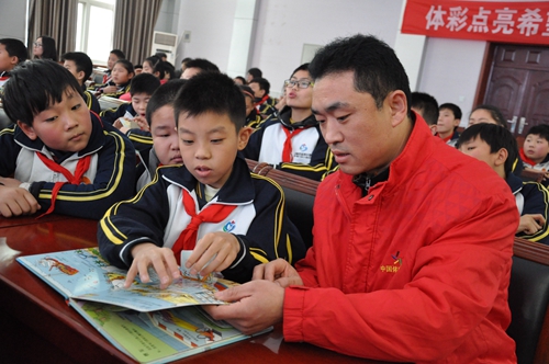 儿童专家带领孩子们阅读