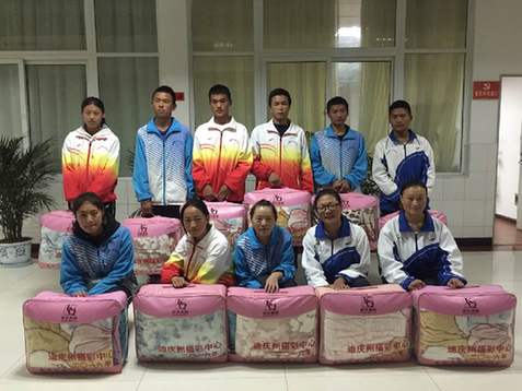 迪庆州福彩中心开展给孤儿送温暖活动