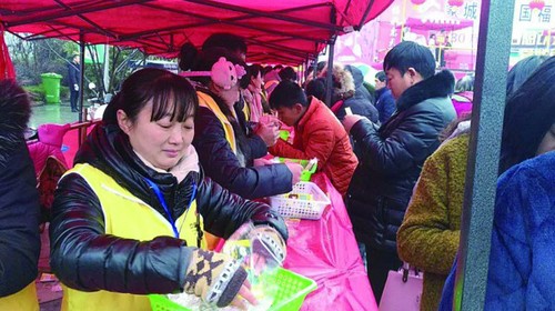 安徽亳州唱响新年福彩戏 户外卖场火爆异常