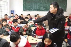 一捆捆新书经由老师发放到各个教室
