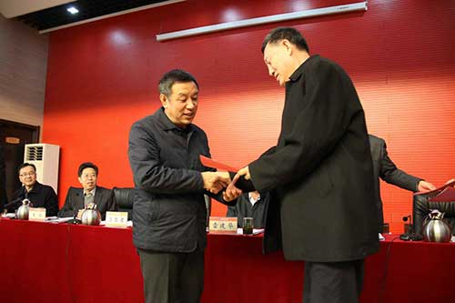 各市体育(文化)局长向省体育局苏亚君局长递交管理目标责任书