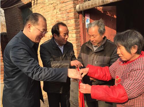 给对口帮扶贫困户拜年