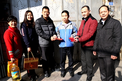 慰问救助对象李标忠现场