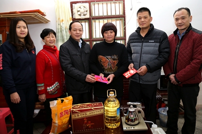 慰问救助对象黄庭元现场