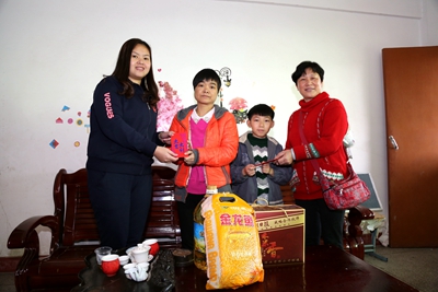 广东梅州福彩公益行回访媒体救助对象
