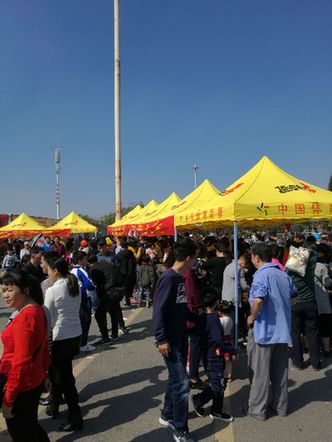 庆鸡年新春 广东茂名体彩即开票户外销售卖场火爆