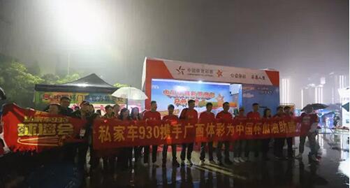 派发礼品方便购彩 体彩营销处处为彩民着想