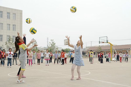孩子们在上体育课