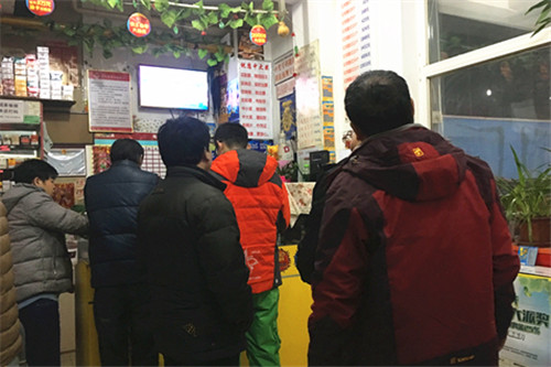 彩民聚集福彩投注站讨个好彩头