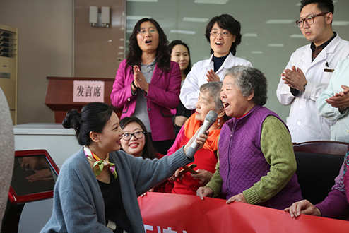 天津电台主持人与老人们一起表演节目