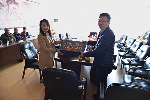 张弛院长带领辽宁福彩青年志愿者参观敬老院