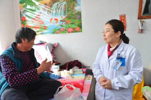 专家前往困难群众家中义诊