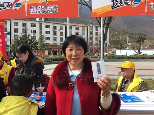 一位女士通过幸运转盘收获运动手环