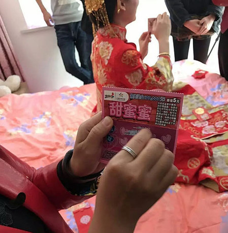 内蒙古新人举行婚礼时，新娘和伴娘们在刮顶呱刮