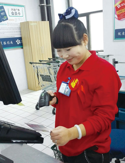 秦皇岛广缘超市收银员对顶呱刮进行扫码收款