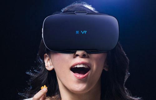 带着vr眼镜体验者