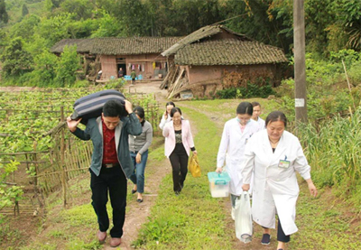 医护人员前往百岁老人家里