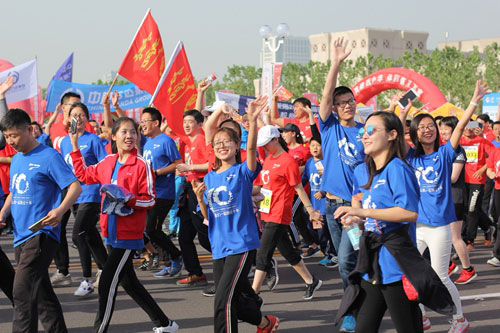 中国体彩组成跑团挥舞体彩大旗
