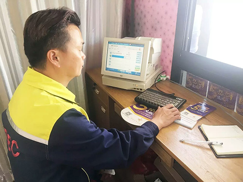 位于永华加油站内的体彩网点工作人员