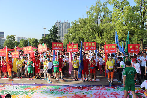 参与者在背景墙任意涂鸦和T恤创意涂鸦