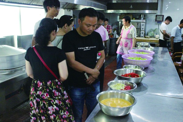 福彩观摩团参观食堂