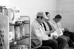 图为环卫工人在体彩站点休息