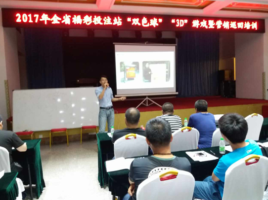 网络视频公司王喆老师在讲授营销技巧