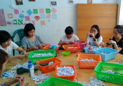 福利院里的大龄儿童一同参加手工劳作