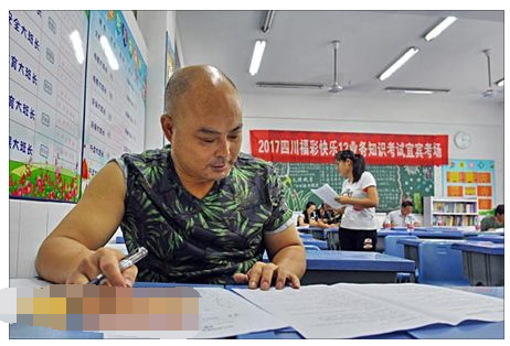 老人不想生活漫无目的 卖彩票应考超级销售员