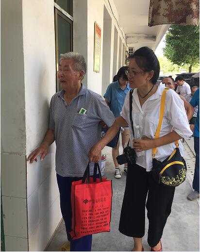 爱心彩民送眼盲老人回房休息