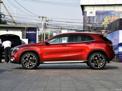 “刮欢乐彩蛋 赢奔驰SUV”促销活动中的SUV车