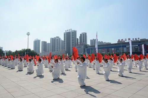 千余名健身爱好者太极扇表演