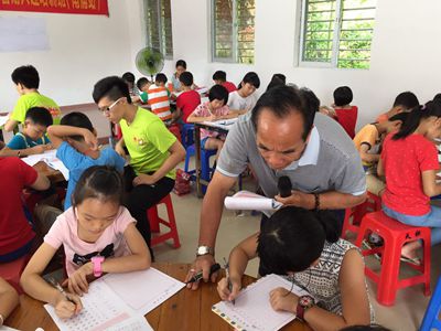 同学们认真练习硬笔书法