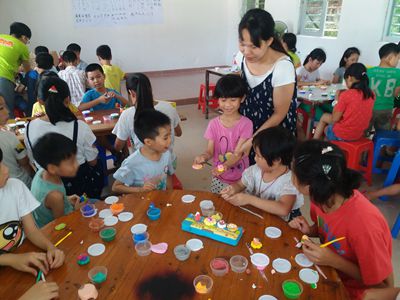 同学们认真学习 DIY彩绘坊”课程