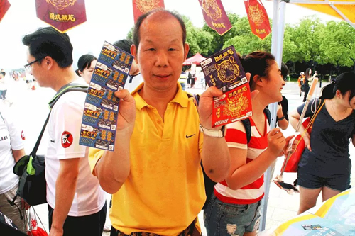 赠彩票发服装 三地体彩为跑友“提神送奖”
