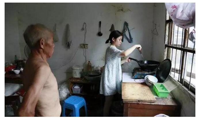 叶晓珍给爷爷烧饭