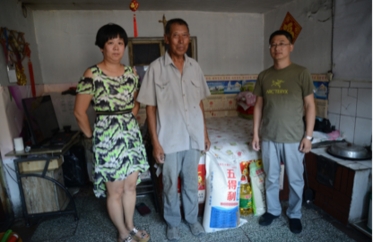福彩志愿者小组弘扬雷锋精神 慰问困难党员