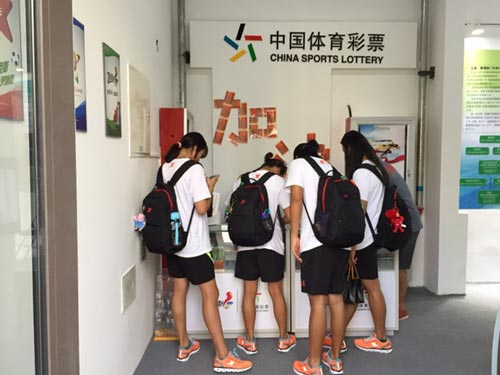体彩展示区彩民认识体育彩票与全运会之间的联系