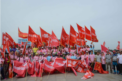 身着印有中国福利彩票标识T恤衫的近万名彩民朋友