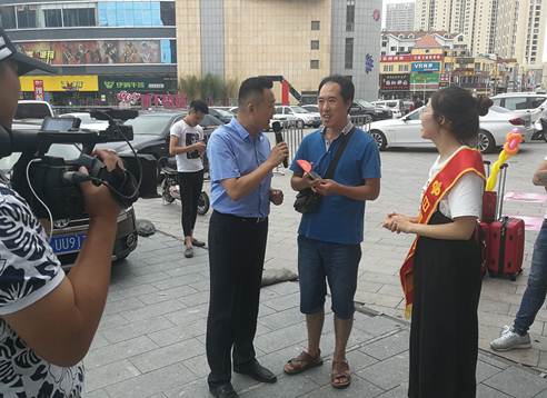 对彩友姜先生进行采访